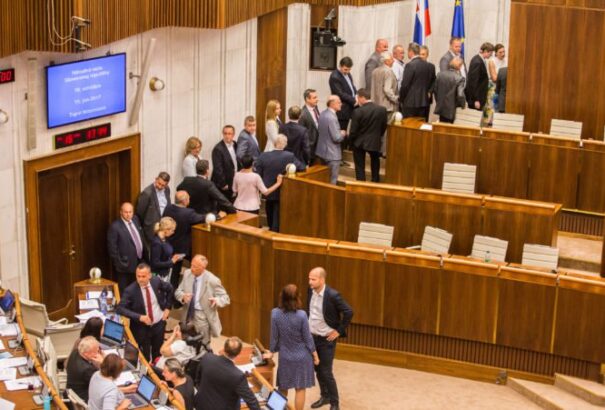 Ma dönt a parlament az alkotmánybíró-jelöltekről