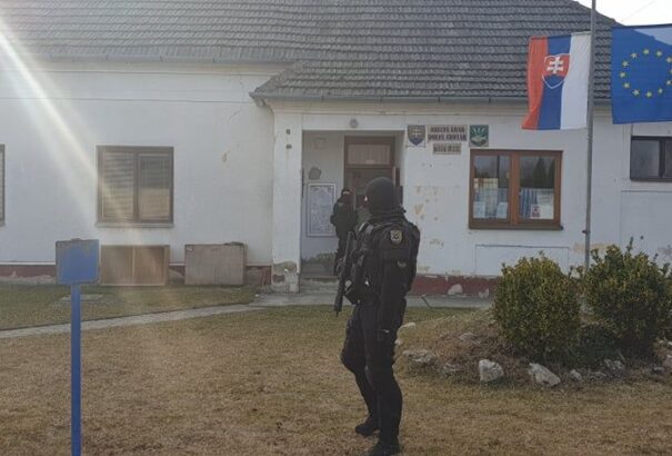 Dél-Szlovákiában razziázik a NAKA. A polgármestert és a fiát tartóztatták le