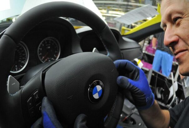 A BMW 480 ezer autóját hívja vissza veszélyes légzsákjaik miatt