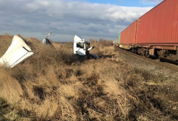 Vonat ütközött teherautóval Nagypakánál