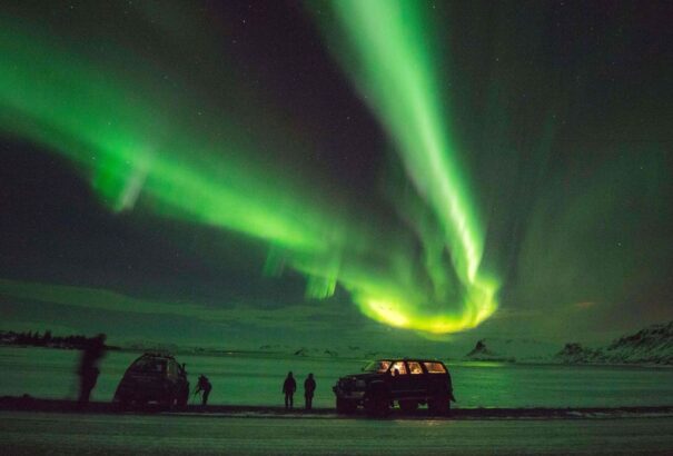 Elméláznak a turisták a sarki fény látványán, az izlandi rendőrség a balesetek gyakoriságára figyelmeztet