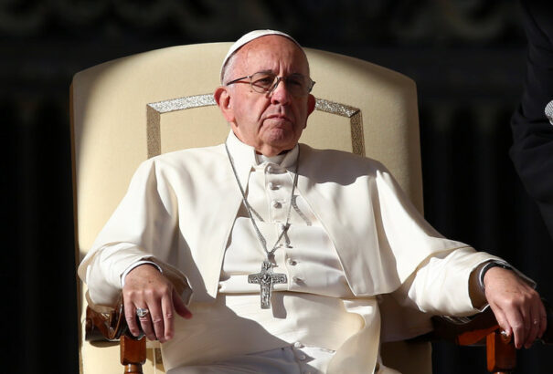 Antikrisztusi fondorlattal vádolják Ferenc pápát