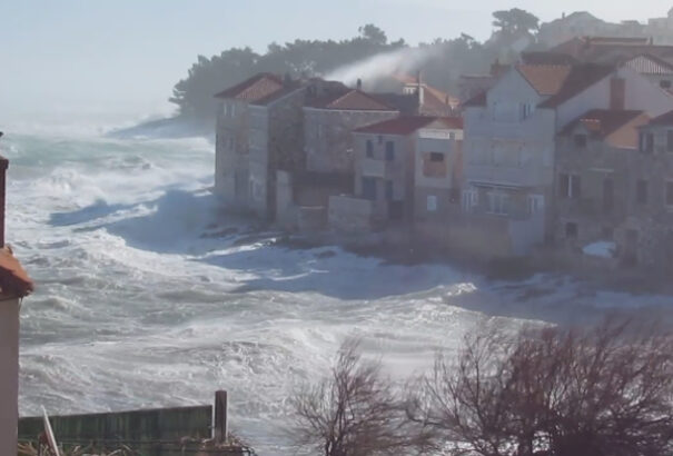 Orkán erejű vihar tombolt Horvátországban (videó)