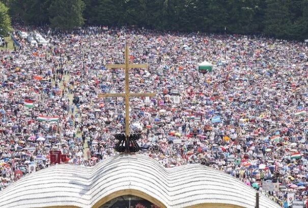 Magyarul is hallható lesz Ferenc pápa csíksomlyói miséje. Íme, a részletek