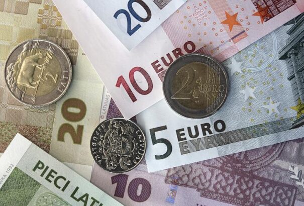 Leszámolna az EP az euróövezeten kívüli átutalások túlzott díjával