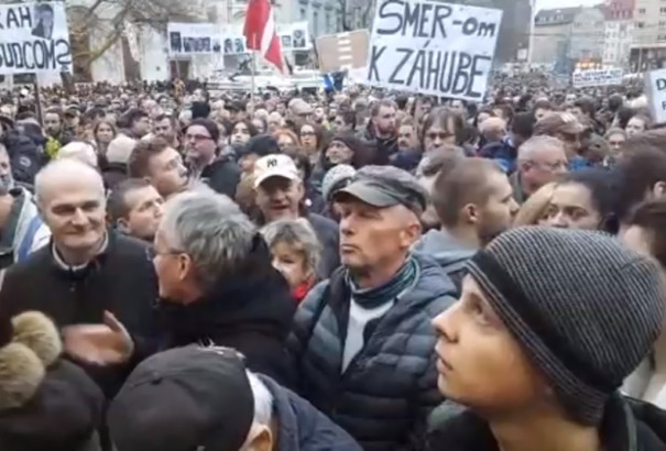 All for Jan – Így emlékeznek meg Pozsonyban az egy évvel ezelőtti kettősgyilkosság áldozataira – Képek, videó