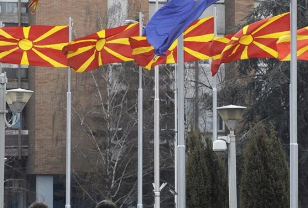 Az év végéig mindenhol lecserélik Macedónia nevét