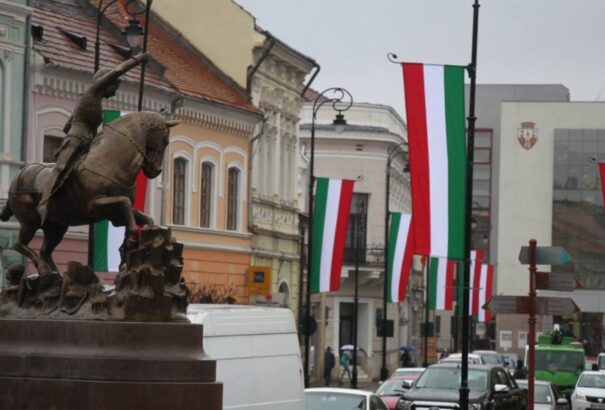 A bíróság érvénytelenítette a románok nacionalizmusa miatt a magyar zászlóra kirótt bírságot