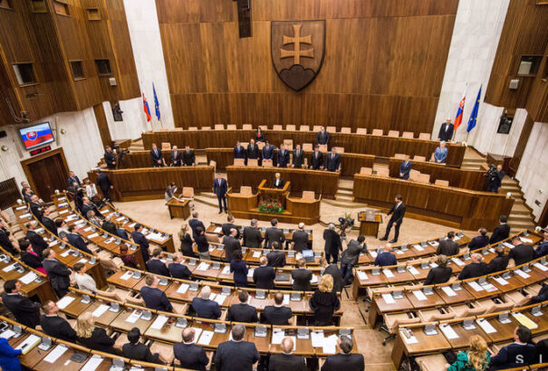 Szerdán rendkívüli ülésen foglalkozik a parlament az RTVS-szel