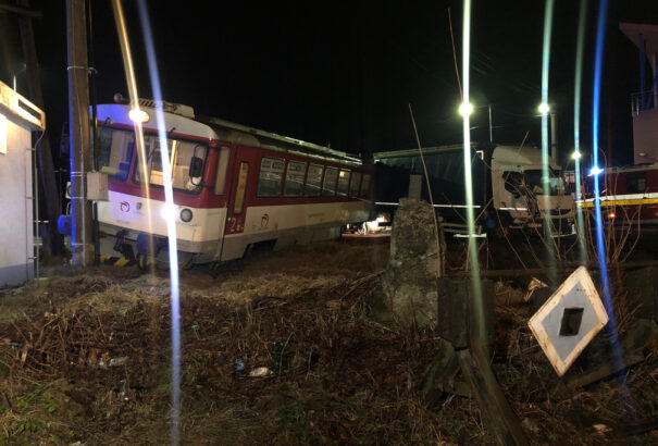 Teherautóval ütközött egy vonat Csacánál. A mozdonyvezető ittas volt