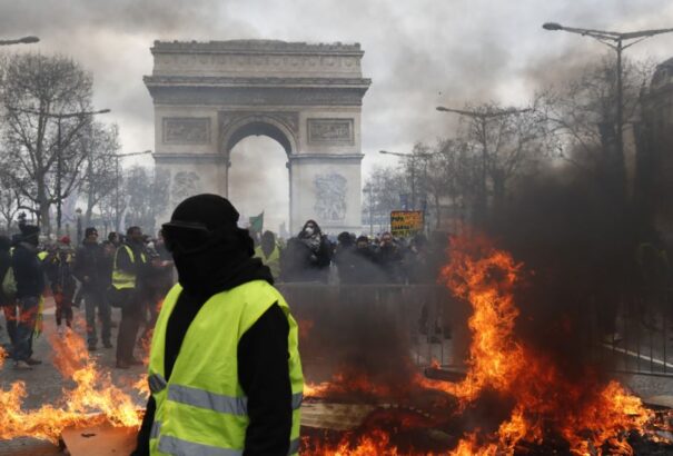 Párizs újra lángokban: A sárgamellényes mozgalom újra teljes erejével tüntet Macron kormánya ellen