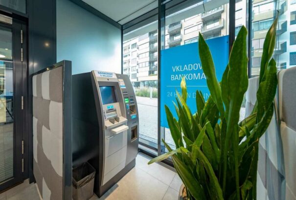 Betétautomaták használatára buzdítanak a bankok. Az ügyfelek és az alkalmazottak idejét is szeretnék megspórolni