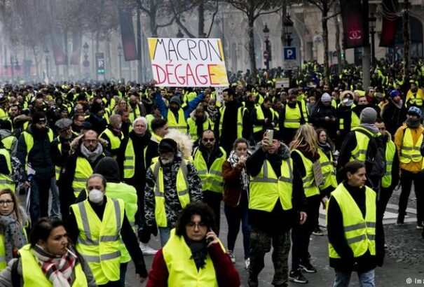Macron kormánya elindítaná a „jóléti intézkedések” harmadik fázisát. Újabb tüntetések vannak kilátásban