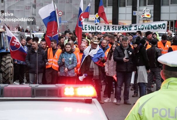 Ma ismét tüntetnek a gazdák Pozsonyban – ezúttal lóháton érkeznek