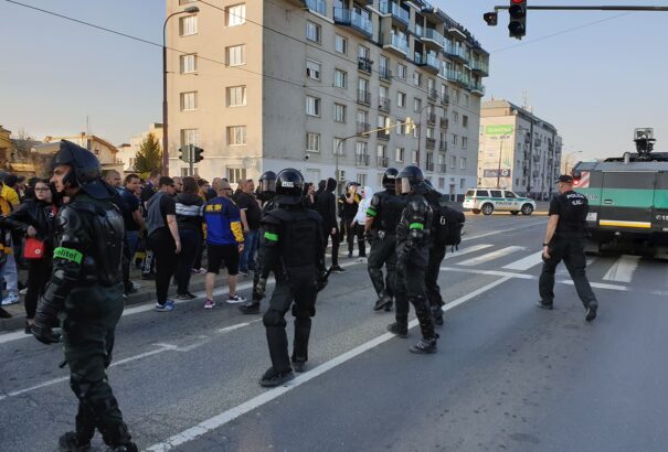 Verekedés Pozsonyban a Slovan-DAC után – Képek, videók