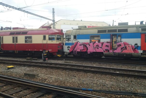 Két vonat ütközött a brünni főpályaudvaron. Tizenöten megsérültek