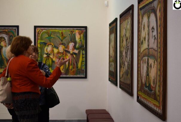 „A selyemfestés számomra az önkifejezés alapja” – Selyemfestmény-kiállítás nyílt Dunaszerdahelyen (Képekkel)