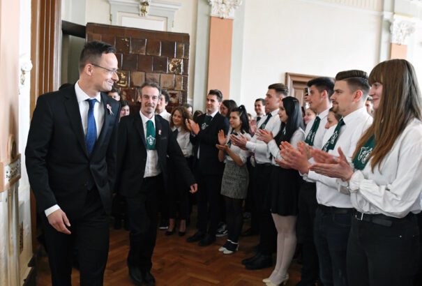 Szijjártó: a magyarságnak nemzeti identitásához, hitéhez ragaszkodó közösségként van jövője