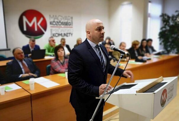 A Körkép.sk megkérdezi olvasóit: Ki váltsa a csalódást keltő Menyhártot az MKP elnöki székében?