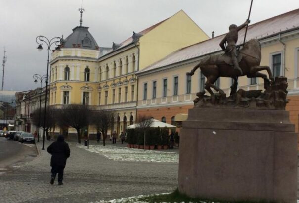 Megbírságolták Gyergyóremete polgármesterét, mert csak magyarul jelenik meg a községi havilap