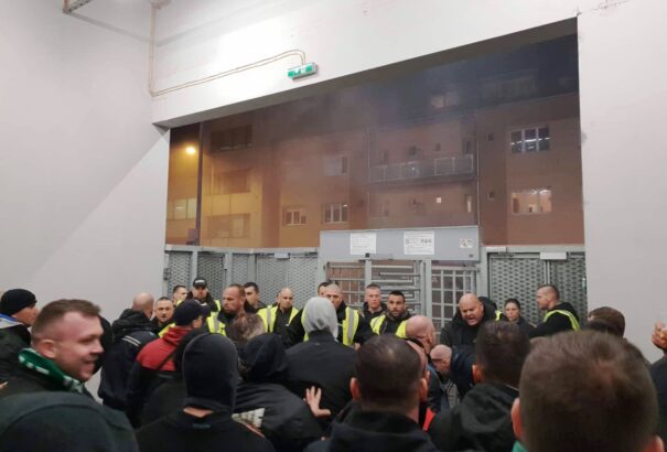 Összecsapás Nagyszombatban! Így verték a rendőrök a magyar szurkolókat – Képek, videók