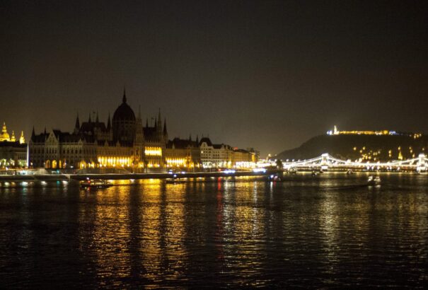 A Föld órája – Ma este számos nagyváros, intézmény és vállalat fényeit lekapcsolják
