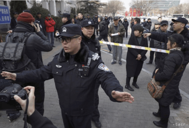 Autós ámokfutó hajtott a gyalogosok közé Kínában