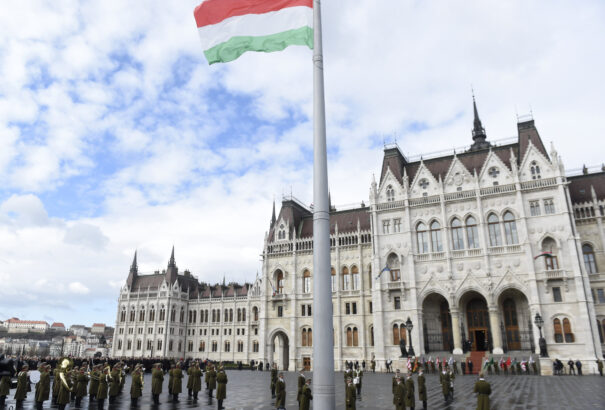 Március 15. – Felvonták a nemzeti lobogót az Országház előtt