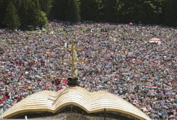 Utazási lehetőség Kárpát-medencei középiskolák és egyházi közösségek fiataljainak a csíksomlyói pápalátogatásra