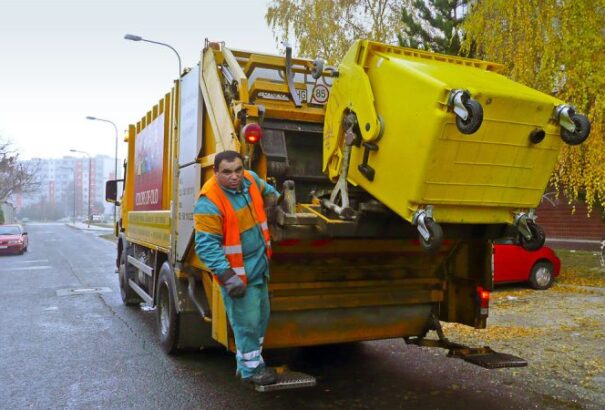 Vajon mennyit keres egy szemétszedő? Pozsonyban remek fizetéssel csalogatják őket
