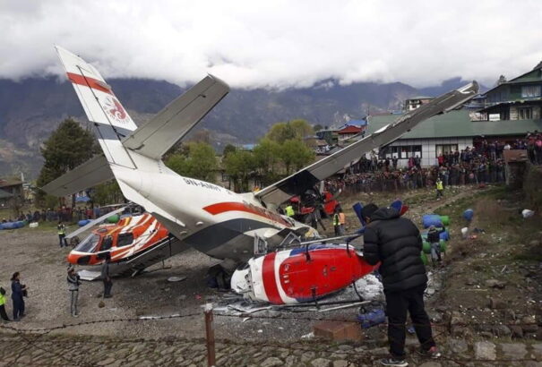 Helikopternek ütközött és lezuhant egy kisrepülő a Mount Everestnél