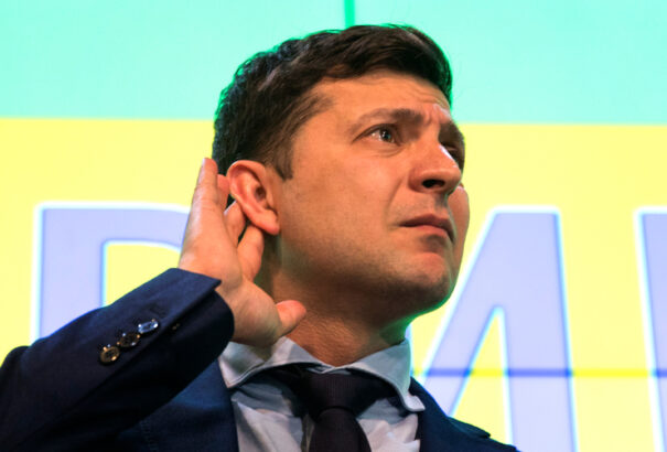 Ukrán elnökválasztás: Zelenszkij NATO-népszavazást és előrehozott választásokat ígér