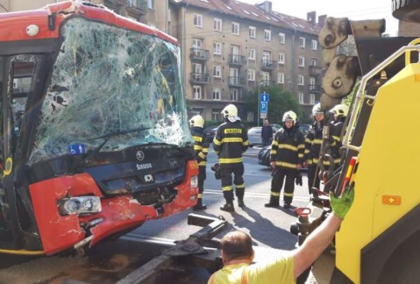 Troli és autóbusz ütközött Pozsony belvárosában, többen megsérültek