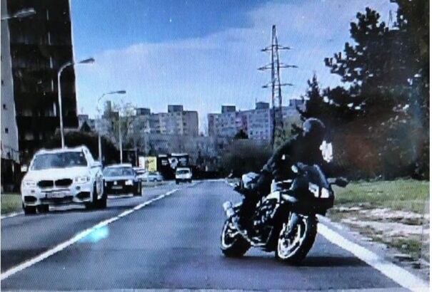 Bankrablás Pozsonyban: a tolvaj sportmotoron menekült, a lopott pénz felrobbant és szétszóródott