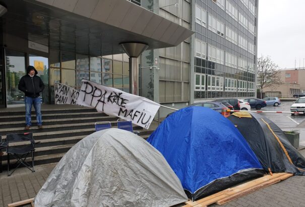 A gazdák nem tágítanak a PPA épülete elől