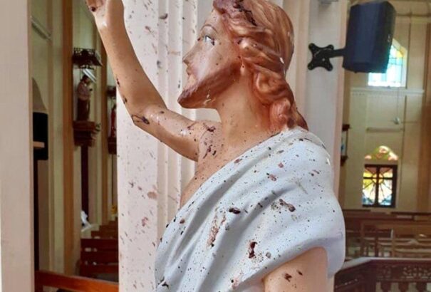 Srí Lanka-i terrortámadás: Nyolc robbantás, háromszáz halott, 24 őrizetbe vett gyanúsított (Összefoglaló)