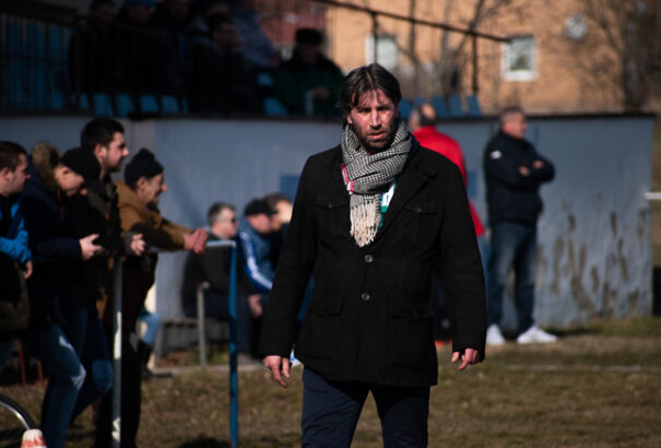 „A hitünket rombolták le” – Meghatározatlan időre eltiltották a KFC Komárom edzőjét és gyúróját is