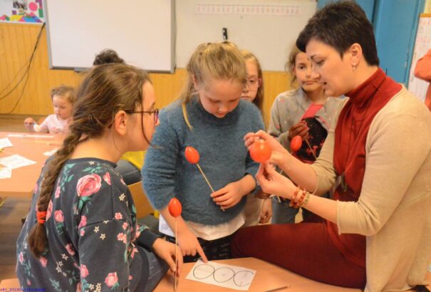 Tojásfestés húsvét előtt a losonci Csiribiri Játszóházban