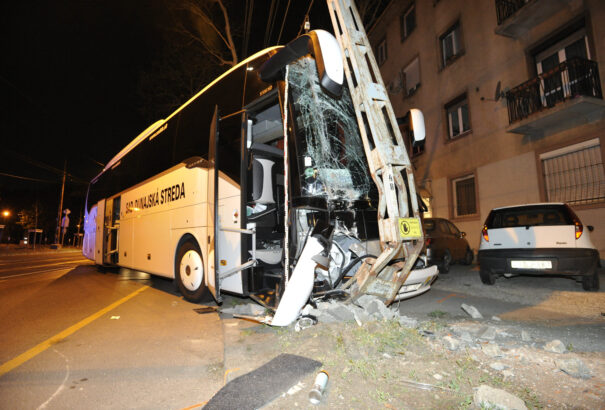 Oszlopnak csapódott egy csallóközi turistabusz Budapesten