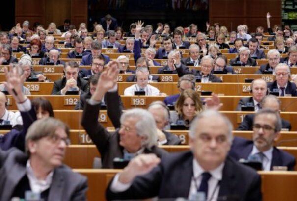 EP-választások: Nagyot bukhatnak a „standard” pártok, felemelkedőben a „haladók” és a „nacionalisták”