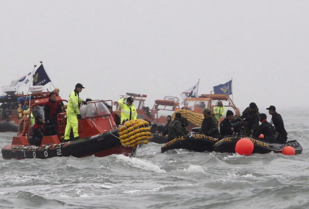 Felborult egy túlzsúfolt komphajó, 150 ember eltűnt