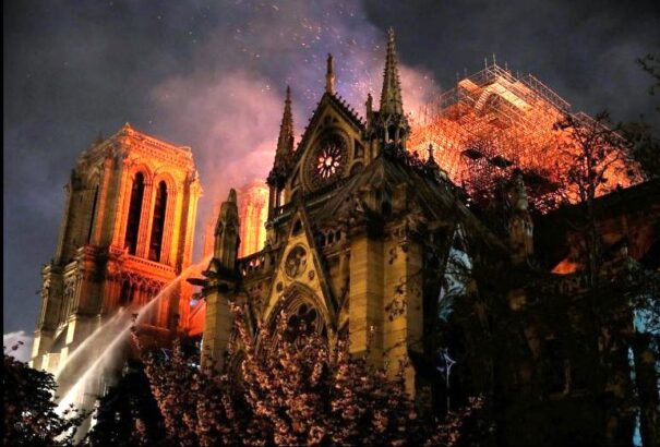 A Notre-Damot sikerült megmenteni, bár elvesztette tetőszerkezetének kétharmadát (Képek)