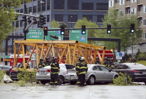 Az utcára zuhant egy daru Seattle-ben. Négy ember meghalt