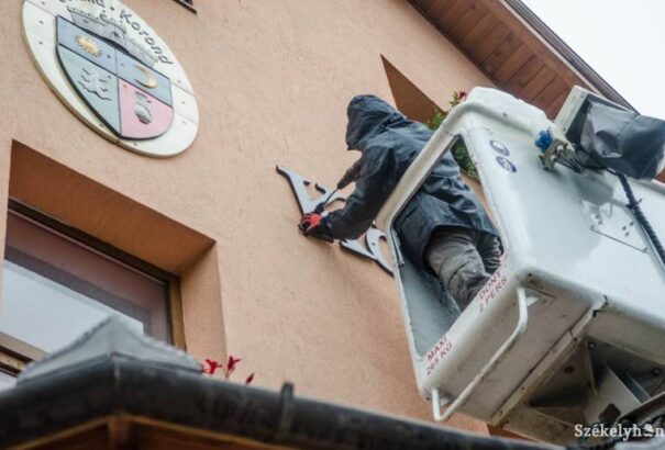 A FUEN elítéli a korondi magyar felirat miatt kirótt példátlan nagyságú bírságot