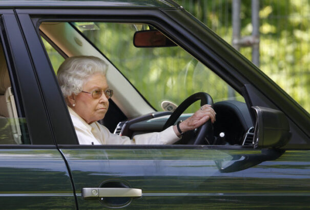 Erzsébet királynő leteszi a jogosítványt