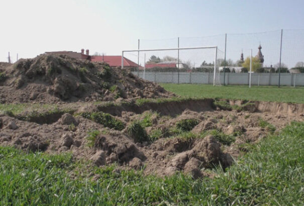 Nem tudott megegyezni a faluval, felásta a focipályát