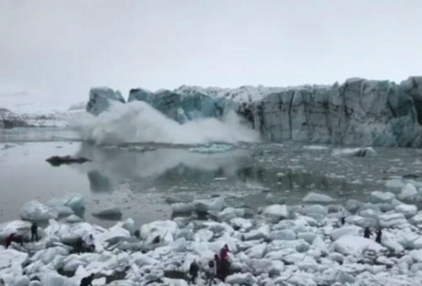 Szó szerint az életükért rohantak a turisták a gleccsernél (Videó)