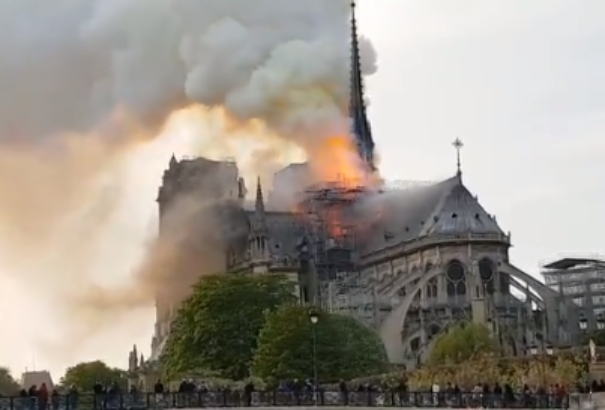 Lángokban áll a párizsi Notre-Dame