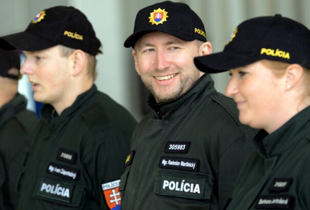 Hiány van a rendőrökből. Saková fizetésemeléssel és lakásokkal oldaná meg a problémát