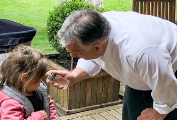Így locsolkodott húsvéthétfőn Orbán Viktor